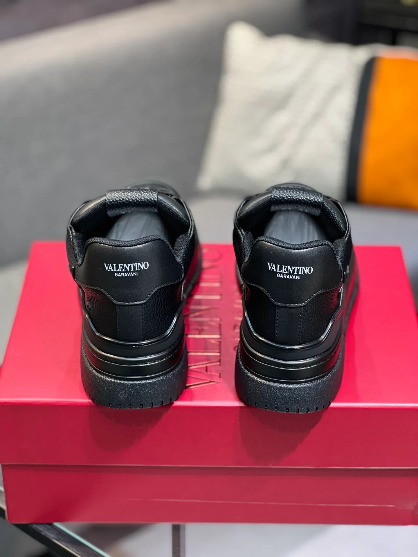 Men's Men's Shoes 💰660 Valentino 2023 early autumn new star shoes are now online! Wang Hedi and Ren Jialun have been worn by many celebrities. Who can refuse the same couple shoes as Wang Hedi! The design of Stars Stab My Heart is cool and spicy. The material of the shoes is cowhide, and every color is beautiful! Size 35-40, men’s size 39-44 (women’s 41, men’s 38, 45🉑️customized)